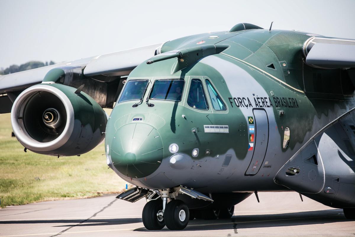KC-390.
