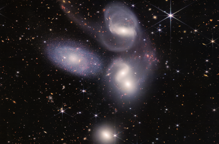 斯蒂芬五重星系由詹姆斯·韦伯太空望远镜拍摄的”>
           <div class=